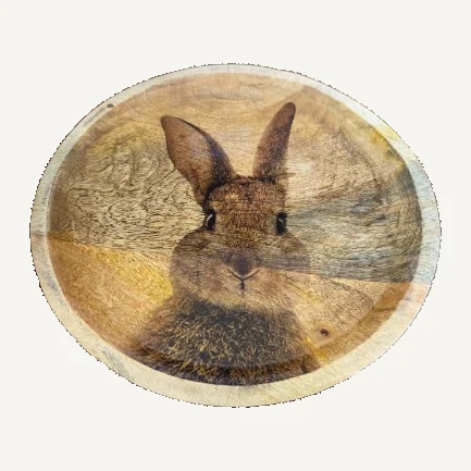 Round mango wood plate with a rabbit portrait and a light-colored rim